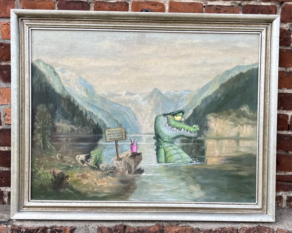 Handgemalte Upcycling-Kunst auf altem Landschaftsgemälde mit einem Krokodil im Bergsee