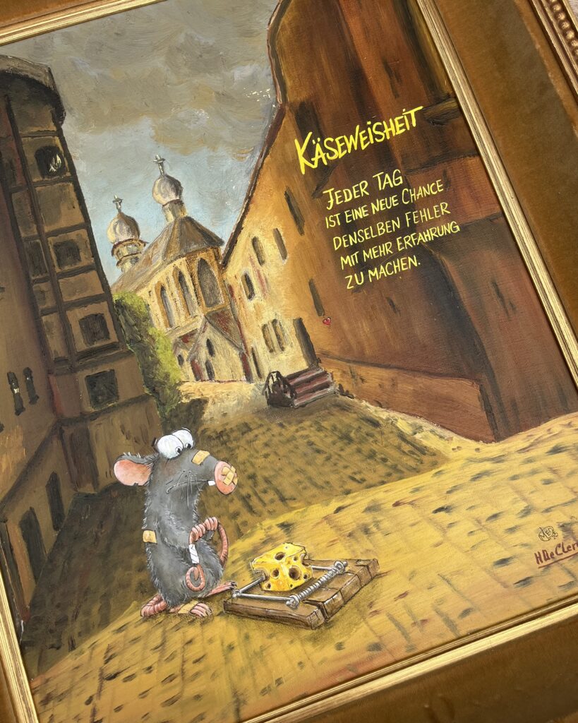 Handgemalte Upcycling-Kunst auf altem Stadtgemälde mit einer Maus, Käsefalle und humorvoller Käseweisheit