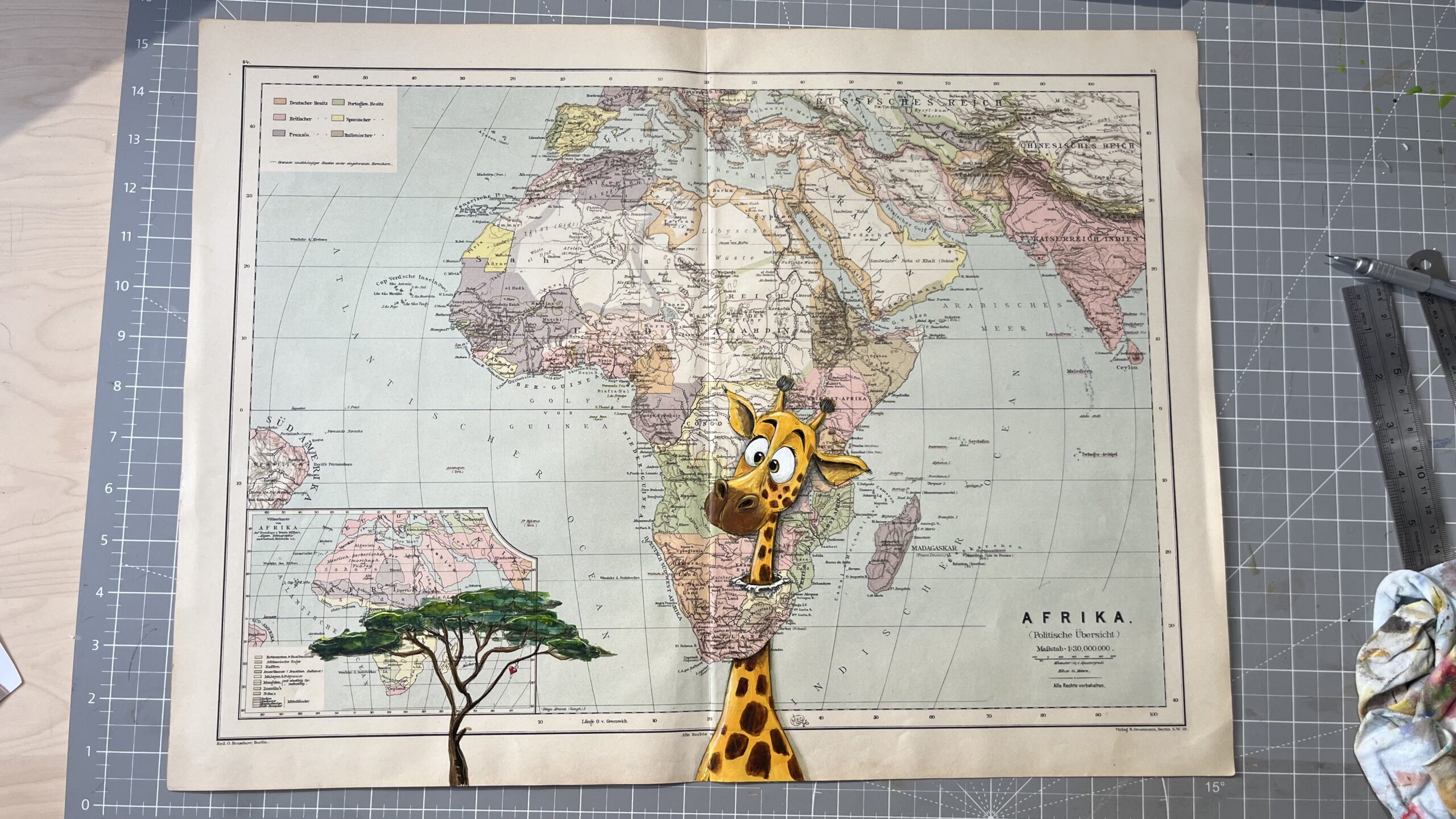 Den Überblick behalten – Giraffe auf alter Afrika-Landkarte