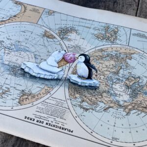 Falsch gepolt – Eisbär & Pinguin auf alter Weltkarte
